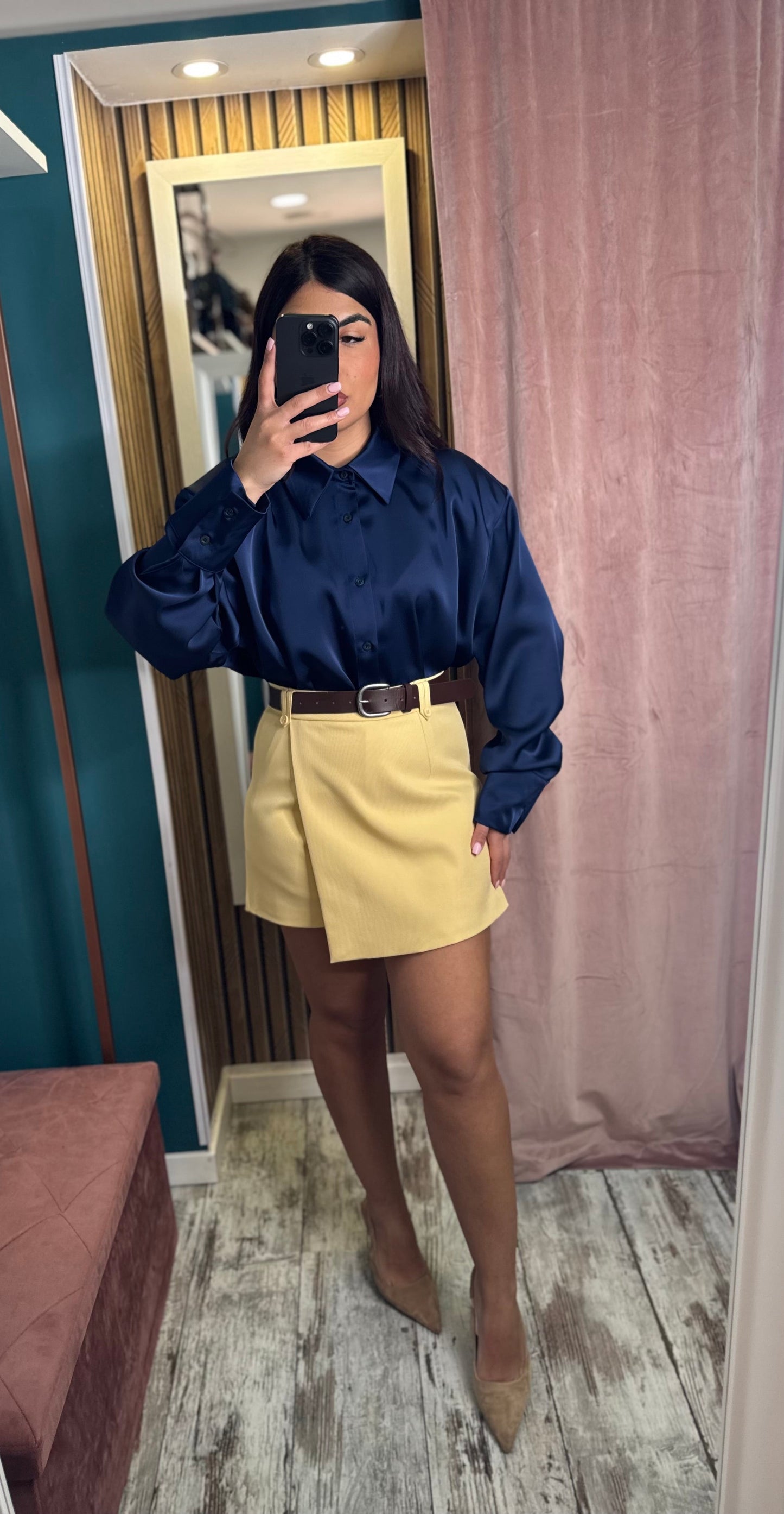Shorts giallo con cintura