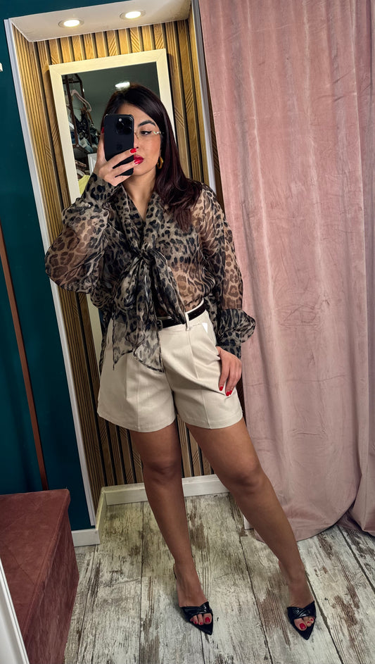 Shorts beige con cintura